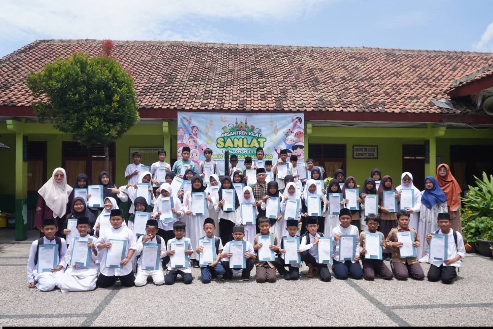57 Siswa Lulus Tasmi Al-Qur’an, MIN 1 Bandar Lampung Gelar Penutupan dan Penyerahan SKL