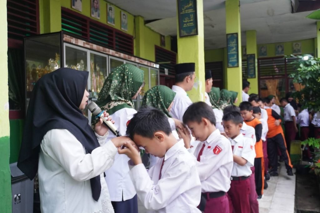 Halalbihalal di MIN 1 Bandar Lampung, Siswa dan Guru Saling Bermaafan dalam Suasana Hangat