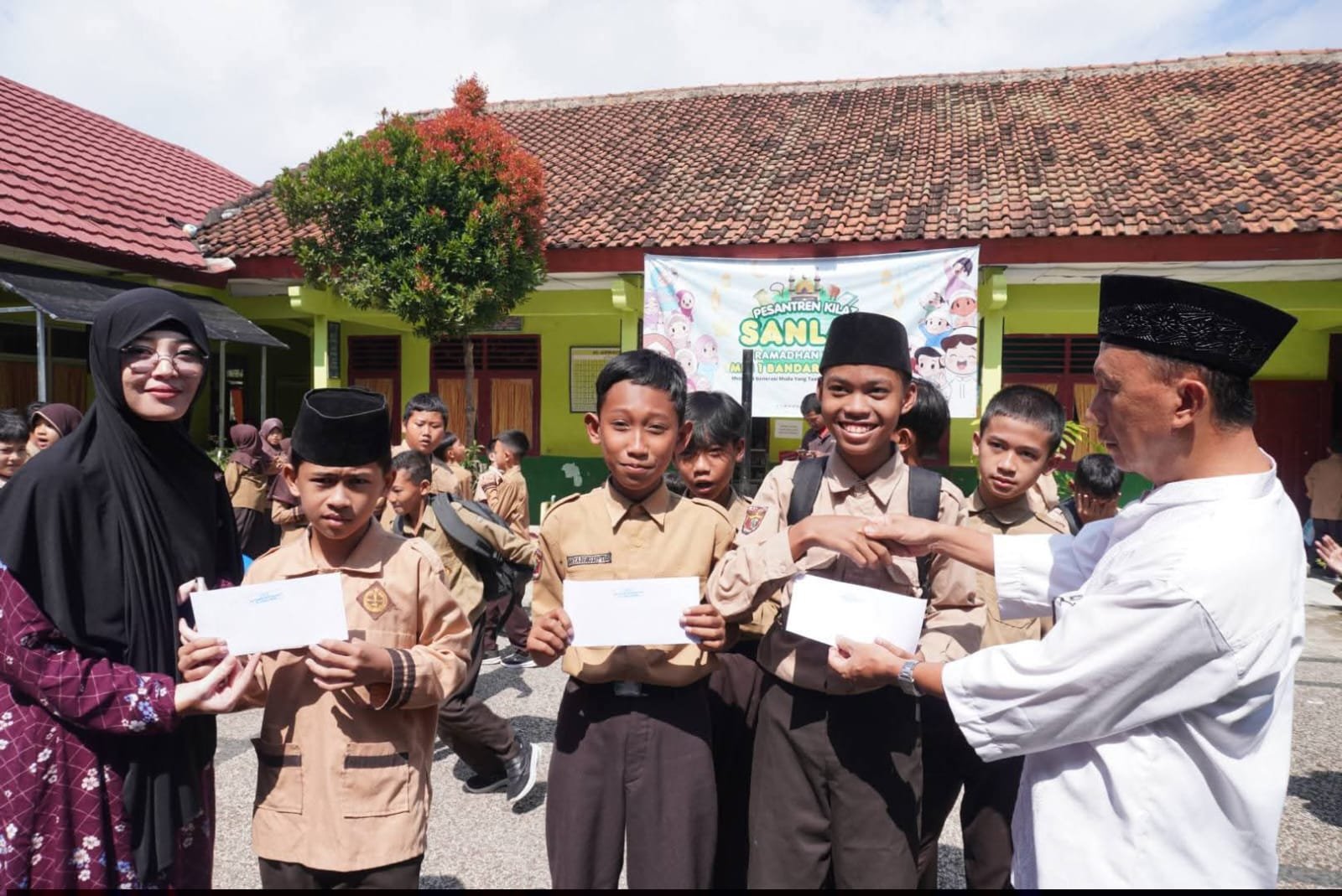 MIN 1 Bandar Lampung Salurkan Zakat Fitrah, Infak, dan Sedekah kepada Siswa