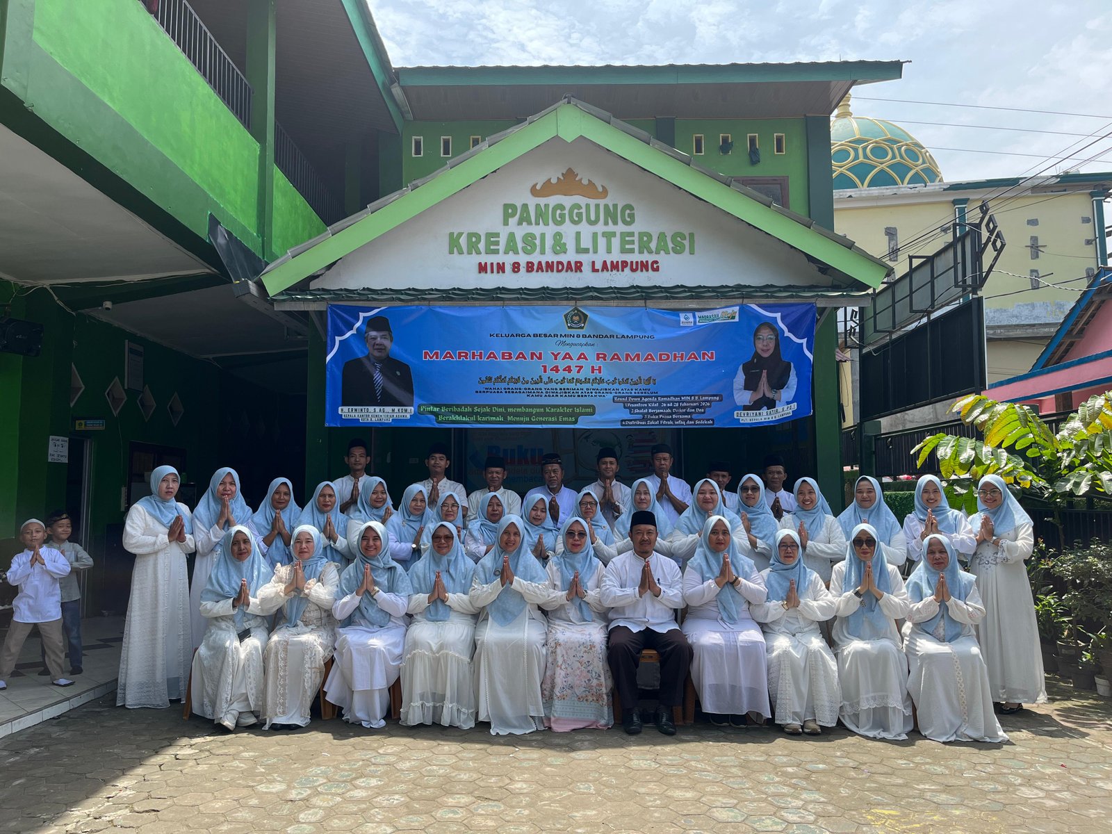 Foto Bersama Dewan Guru dan Staff MIN 8 Bandar Lampung