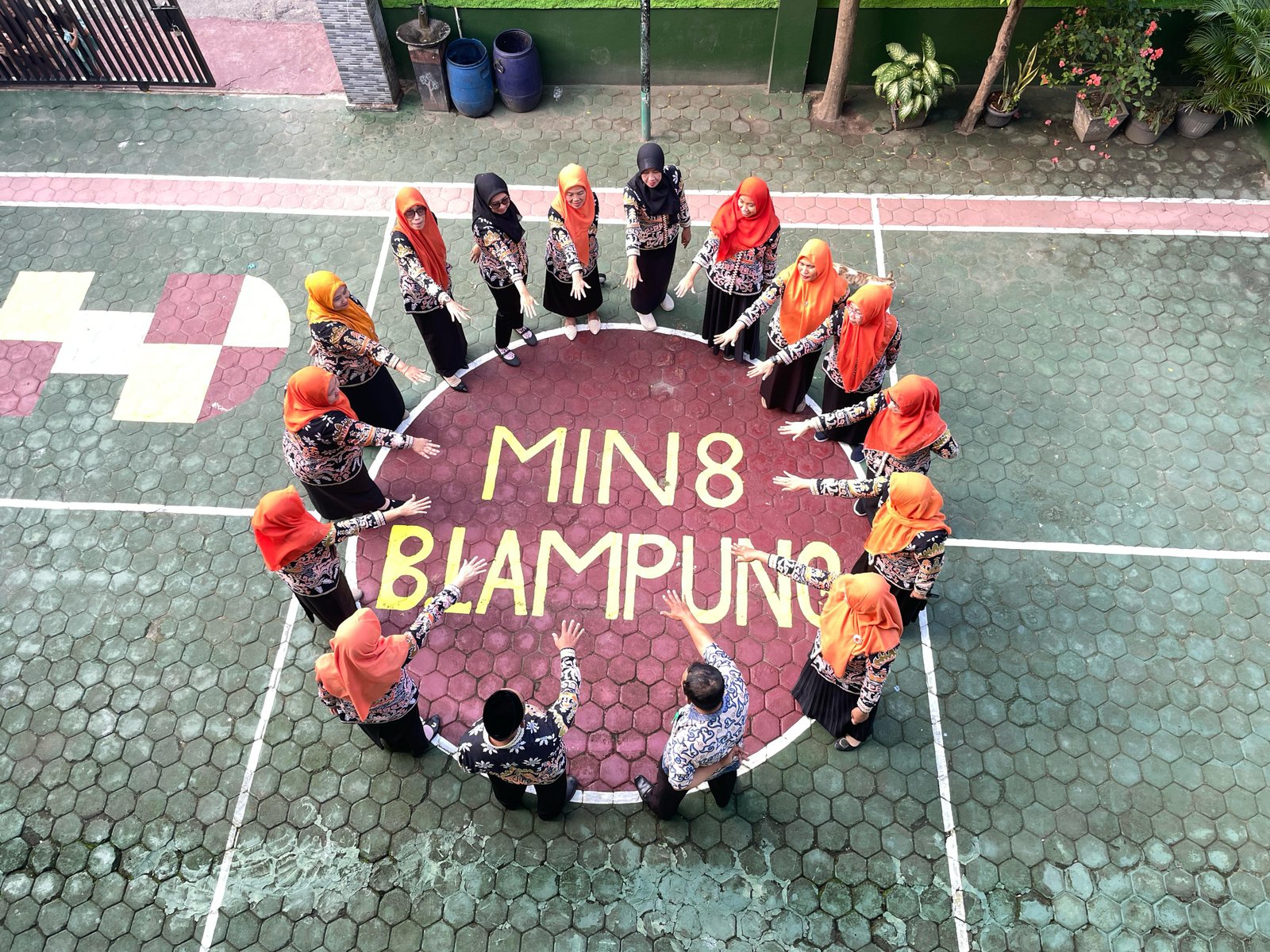 Halaman sekolah yang memadai