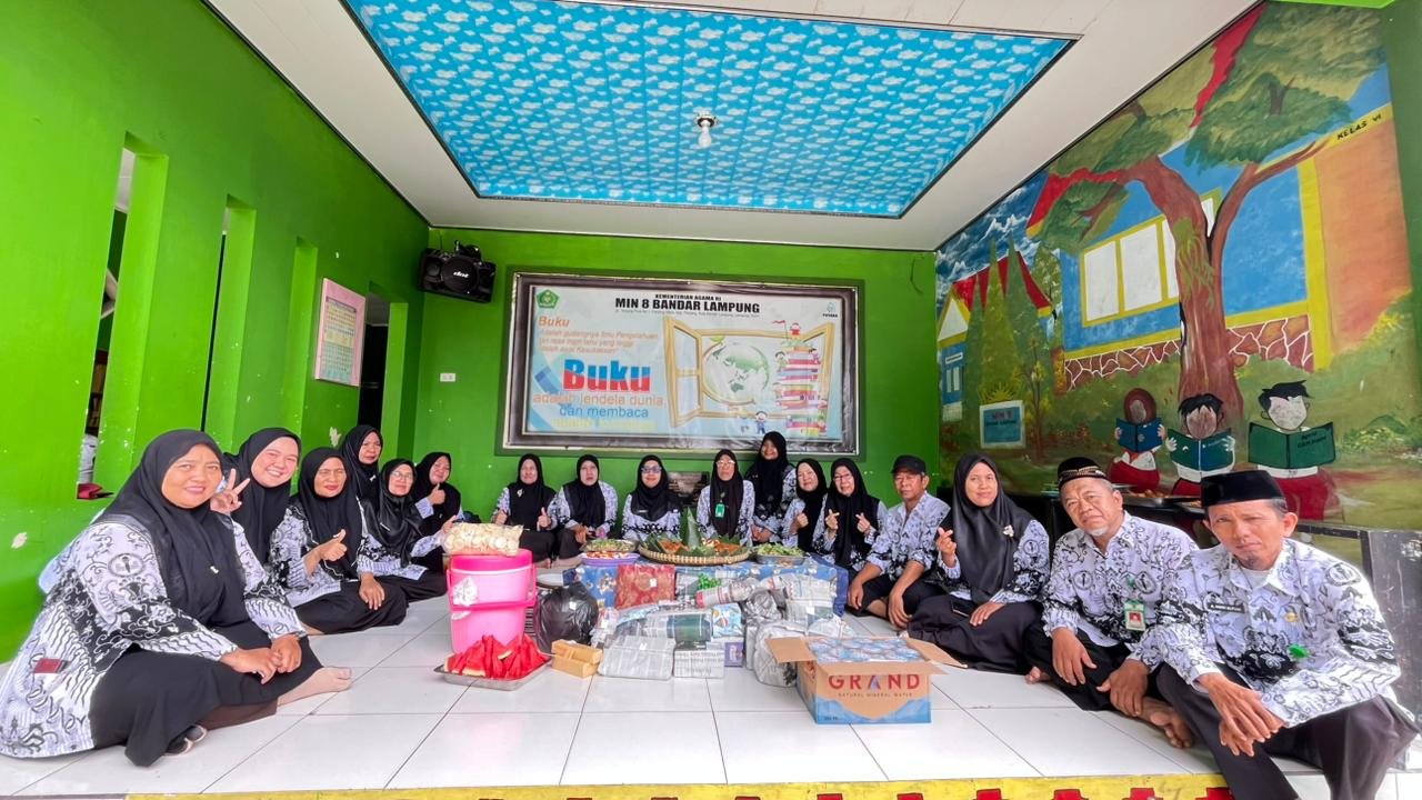 Kegiatan tukar kado acara Hari Guru Nasional