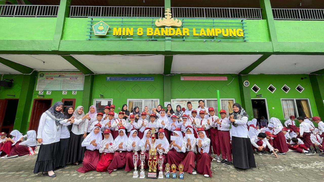 Foto bersama pembagian piala